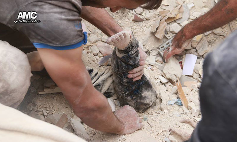 الدفاع المدني ينتشل طفلة قتلت جراء الغارات الجوية على حي المرجة في مدينة حلب- الجمعة 23 أيلول (مركز حلب الإعلامي)
