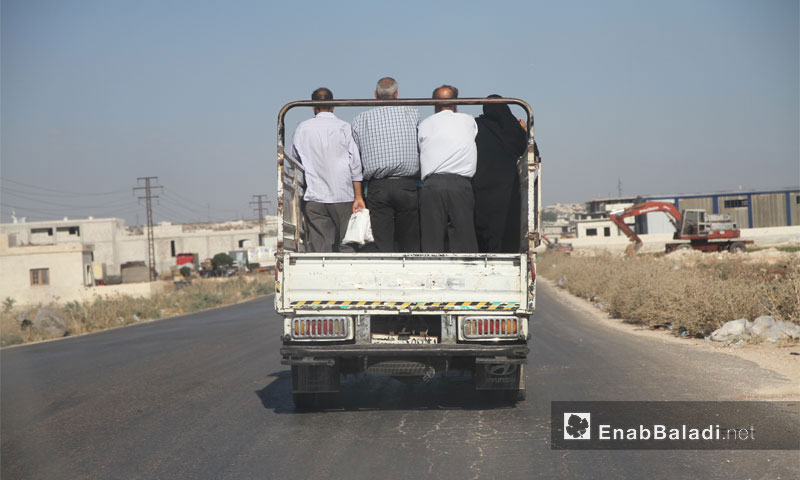 شاحنة تقل نازحين من ريف حماة باتجاه محافظة إدلب تشرين الأول (عنب بلدي)