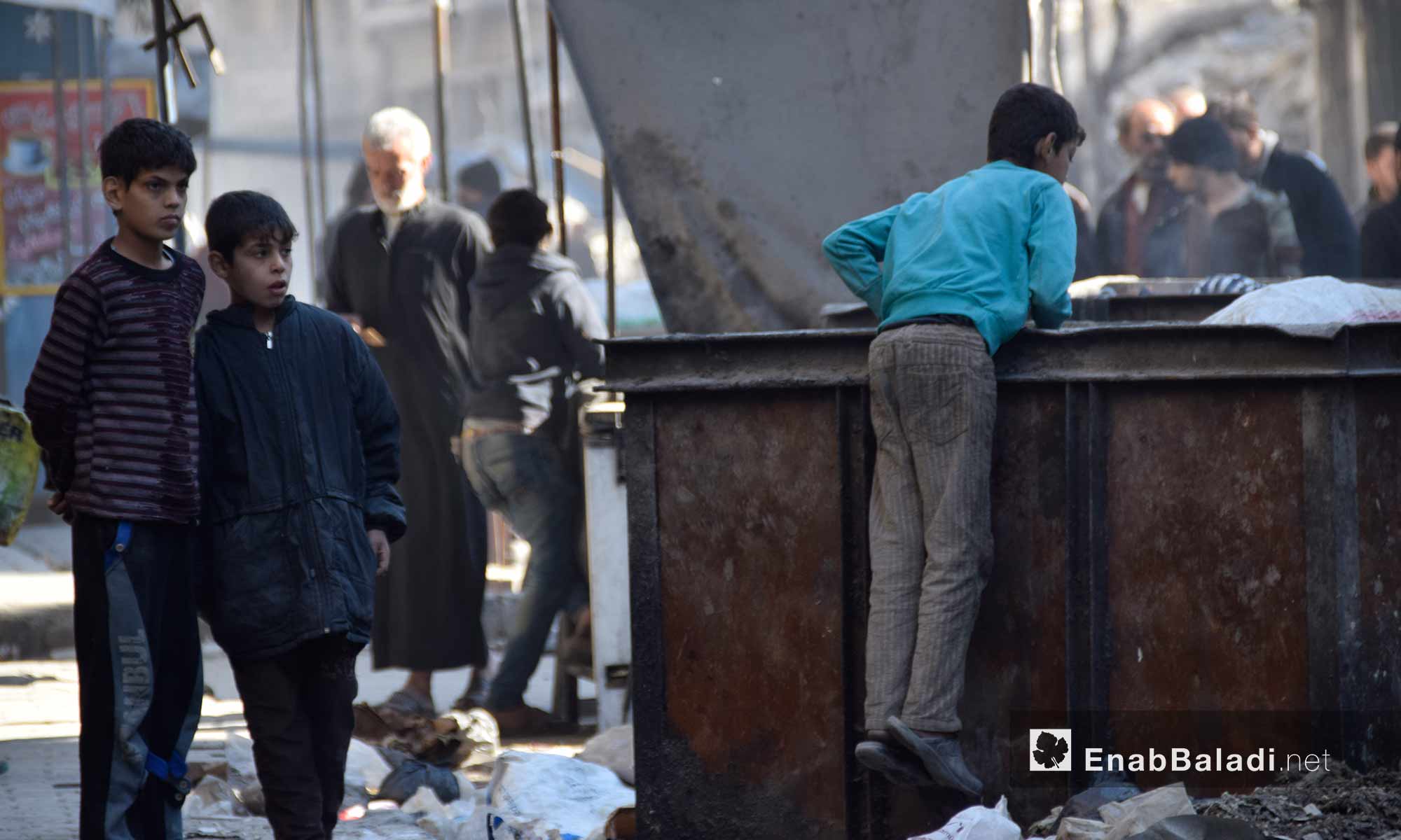 ربما فضّل هؤلاء الأصدقاء الثلاثة، انتهاز الفرصة للبحث عن لقمة تسد رمقهم، عوضًا عن اللعب أو الدراسة أو ممارسة أي هواية ما عادت تنفع في حلب الشرقية، في ظل الحصار والهجمة العسكرية الواسعة عليها.
التقطت كاميرا عنب بلدي صورًا للأطفال الثلاثة، الاثنين 21 تشرين الثاني، في حي الشعار الذي كان شاهدًا خلال الأيام القليلة الفائتة على مجازر بحق سكانه.