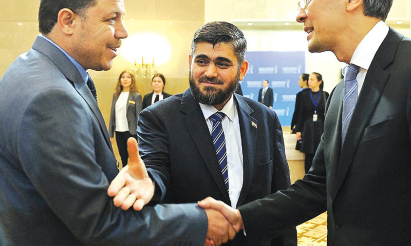 رئيس وفد المعارضة إلى أستانة محمد علوش في المنتصف_(AFP)