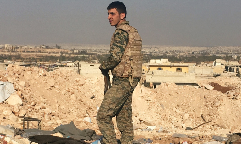 مقاتل من قوات الأسد بريف حلب الشرقي- (سبوتنيك)