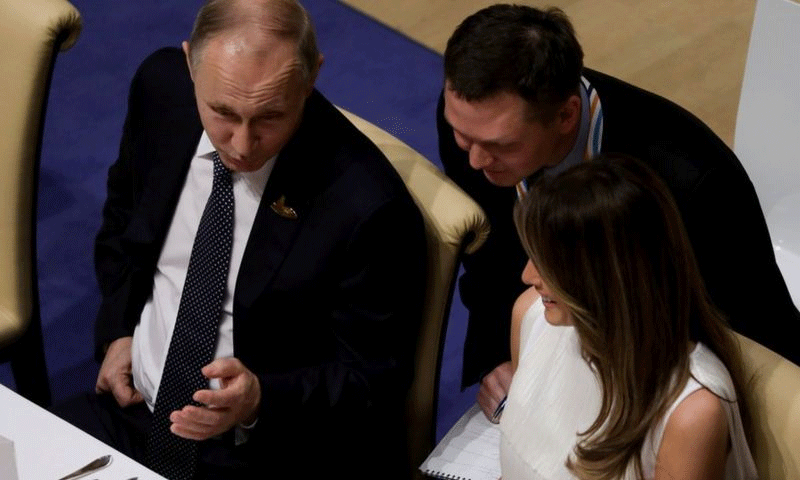 الرئيس الروسي، مع السيدة الأمريكية الأولى، ملانيا ترامب، أثناء عشاء قمة العشرين G-20- 7 تموز 2017 (رويترز)