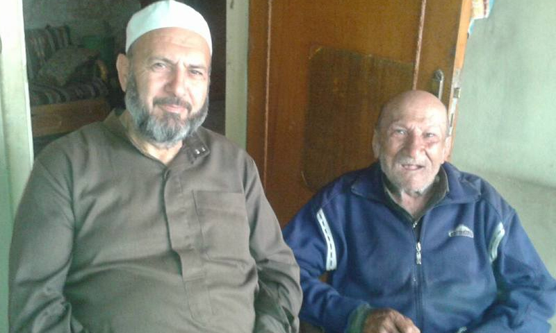 الشيخ بسام ضفدع مع أخيه في مدينة كفربطنا (فيس بوك)