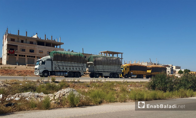 شاحنات محملة بالبضائع بعد مروها من معبر مورك من جهة النظام السوري إلى جهة المعارضة - 2 من تشرين الثاني 2018 (عنب بلدي)