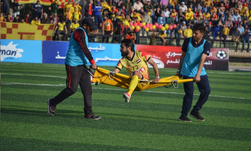 لاعب نادي تشرين يخرج مصابًا من مواجهة نادي الجيش السوري في قمة الجولة الـ 23 من الدوري الممتاز (عدسة الكابتن)