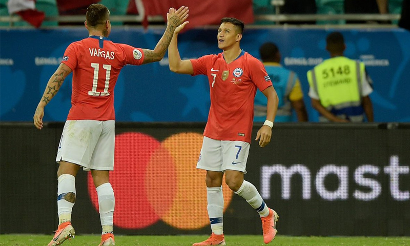 لاعب منتخب تشيلي أليكسس سانشيز يحتفل بهدف سجله لصالح منتخب بلاده أمام الإكوادور في بطولة كوبا أمريكا (كوبا أمريكا تويتر)