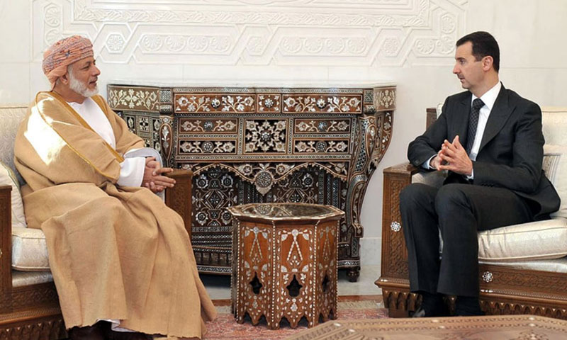 رئيس النظام السوري بشار الأسد وزير الخارجية العماني يوسف بن علوي (AFP)