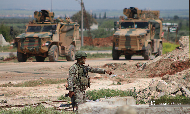 تمركز عناصر الجيش التركي وألياته العسكرية على طريق اللاذقية-حلب الدولي (M4)، في الشمال السوري لحماية تسيير الدوريات المشتركة مع روسيا- 17 من نيسان (عنب بلدي)