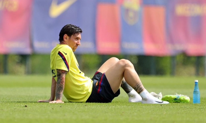 أسطورة برشلونة جالس على أرضية الملعب في التدريبات الجماعية- 30 من أيار (fcbarcelona)