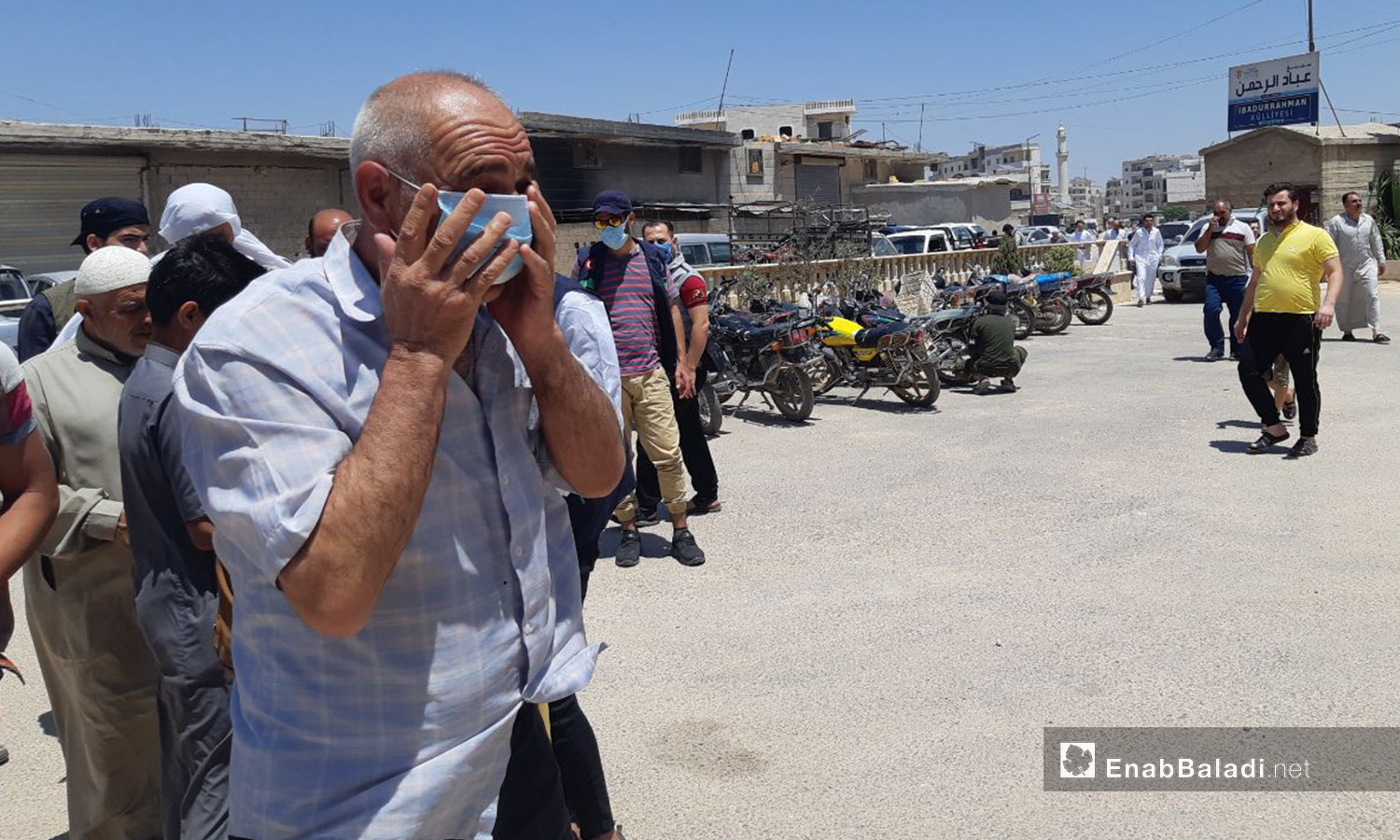 توزيع كمامات ومعقمات على ابواب بعض المساجد بريف ادلب الشمالي كإجراء وقائي ضد انتشار فيروس "كورونا المستجد" - 7 تموز 2020 (عنب بلدي/إياد عبد الجواد)