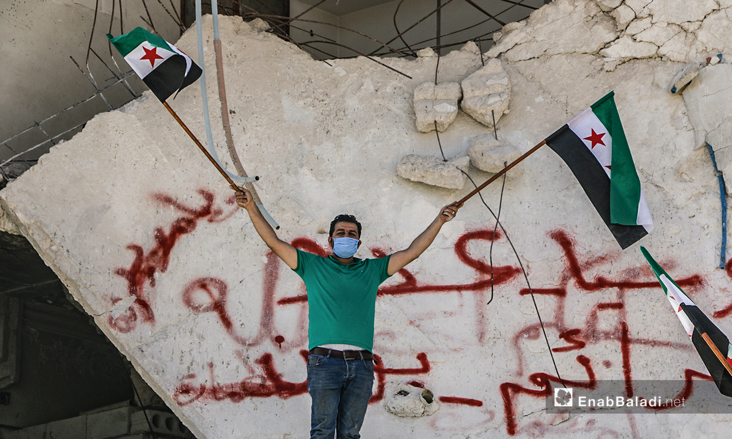 ناشط يحمل علم الثورة خلال وقفة احتجاجية تطالب بمغادرة روسيا لسوريا - 30 أيلول 2020 (عنب بلدي/ أنس الخولي)