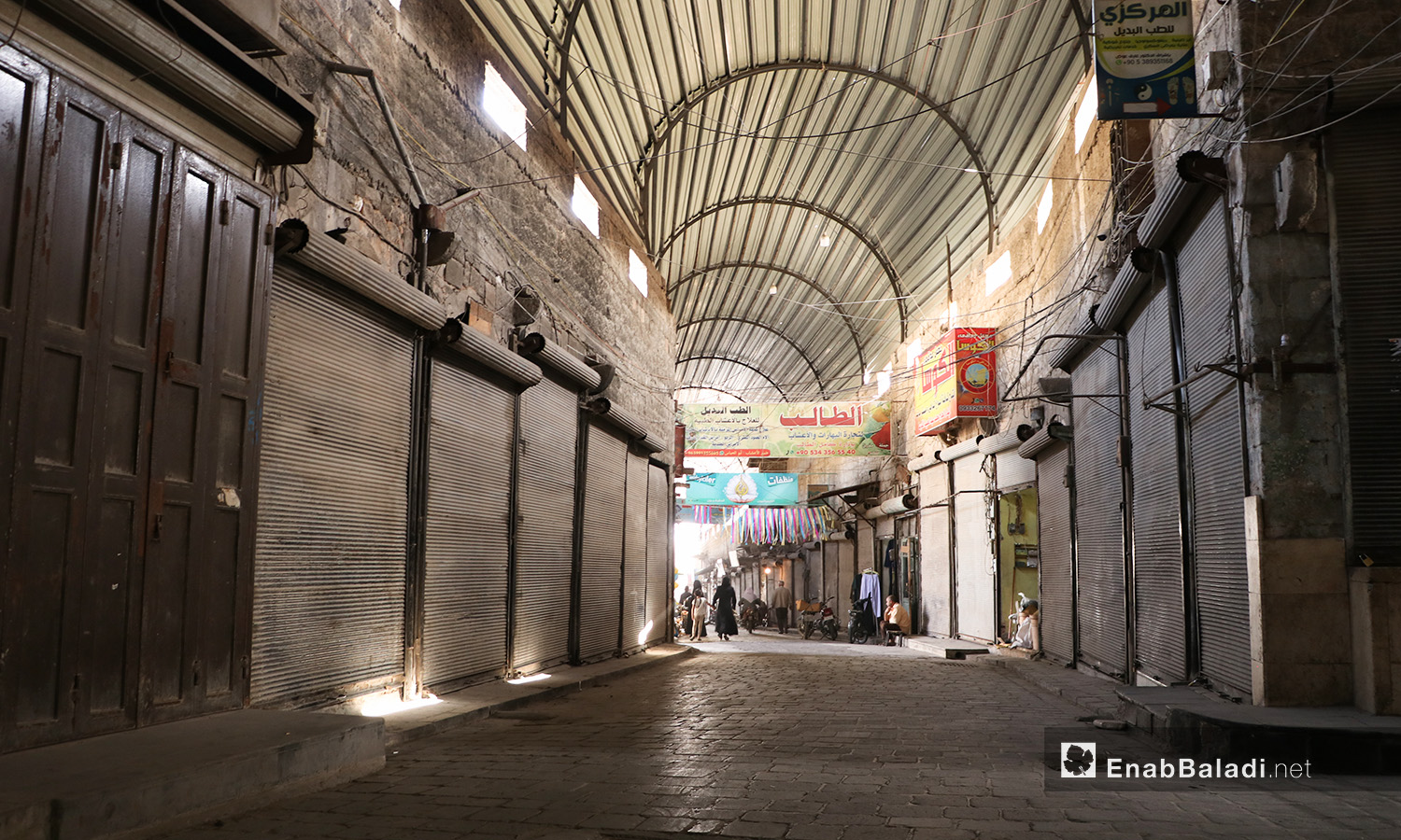 إغلاق المحلات التجارية في مدينة الباب حدادًا على التفجير الذي وقع في المدينة قبل يوم وأدى إلى عدد كبير من القتلى والجرحى - 7 تشرين الأول 2020 (عنب بلدي/عاصم الملحم)