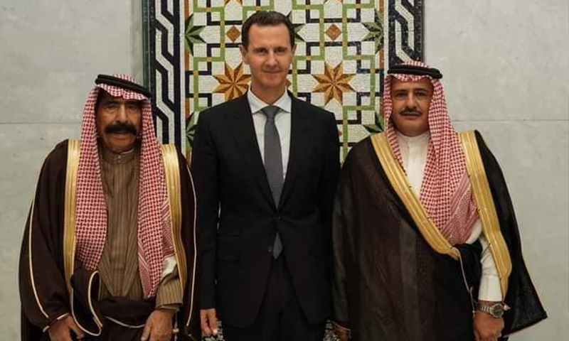 عبد العزيز طراد الملحم مع ابنه الاكبر نايف في لقاء مع بشار الأسد (صفحات محلية من حمص في فيس بوك)