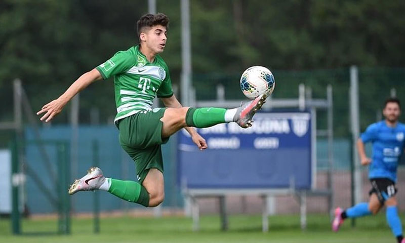 اللاعب عمار مناف رمضان بقميص نادي فيرينزباروش الهنغاري تموز 2020 (الصفحة الرسمية للاعب في فيس بوك)
