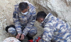 عناصر من القوات التركية يفككون قنبلة في مدينة الباب بريف حلب - 7 من كانون الأول 2020 (وزارة الدفاع التركية)