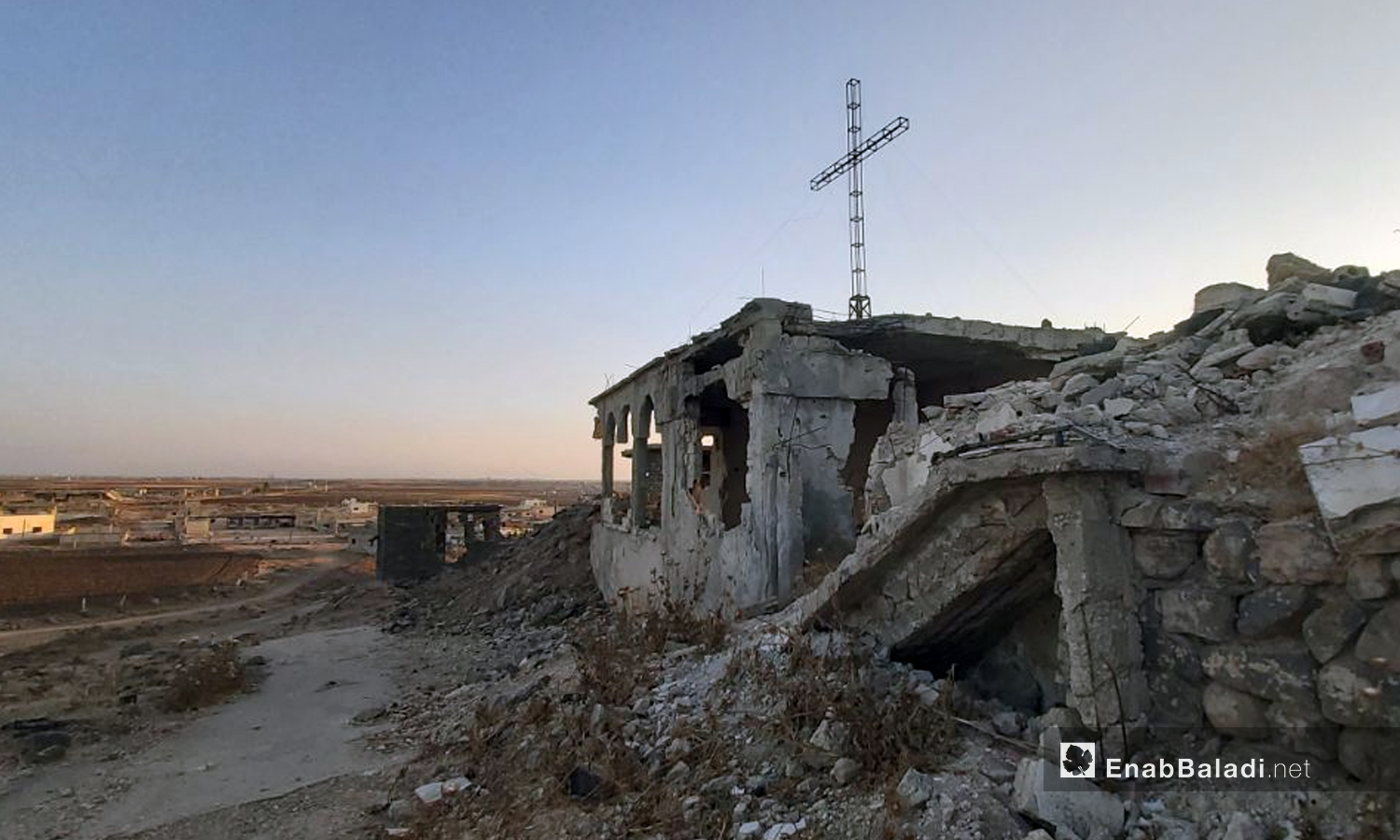 The cross raised over the hill of “Umm Sharshuh” - 4 October 2020 (Enab Baladi / Urwa al-Mundhir